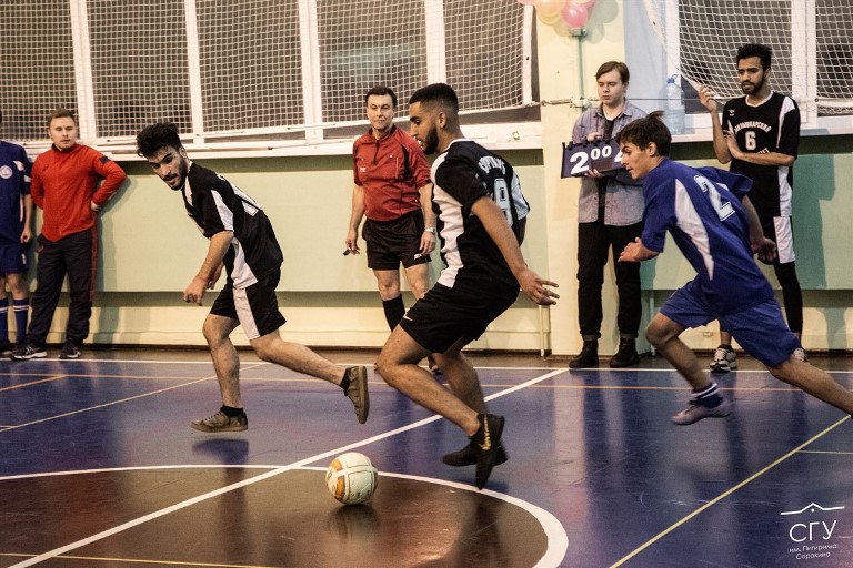 Иностранцы из СГУ сыграли в футбол со студентами Торгово-технологического техникума 