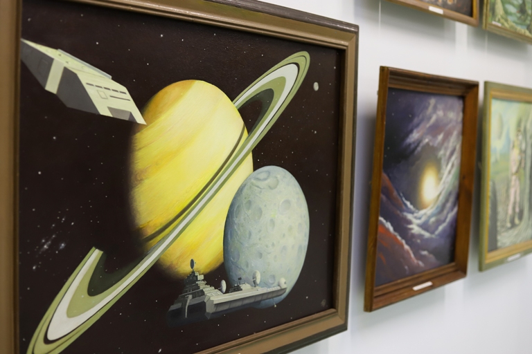 «Далекие миры космоса»: в университете открылась выставка Александра Лыткина