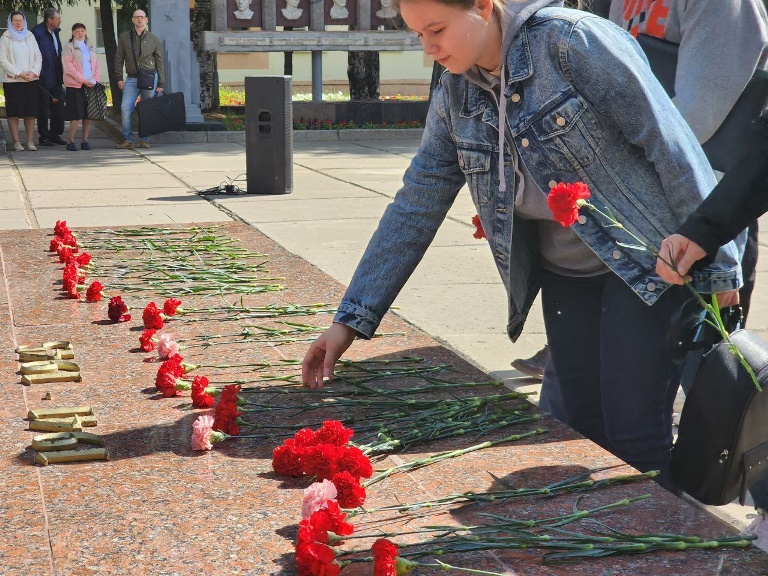 Студенты и ректор СГУ им. Питирима Сорокина возложили цветы к мемориалу «Вечная память»