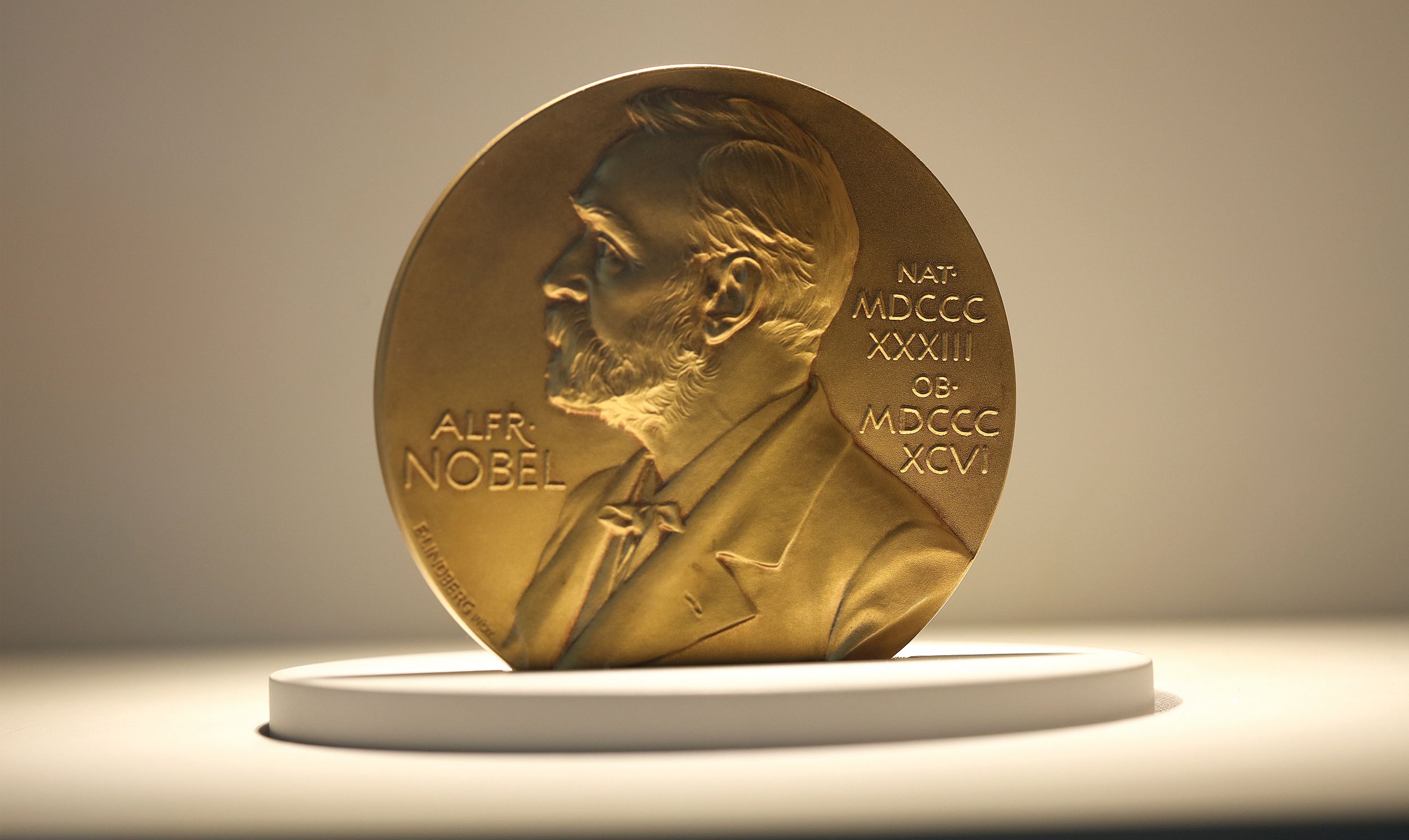 Голод, ножницы и черные дыры: кто получил Нобелевскую премию в 2020 году?